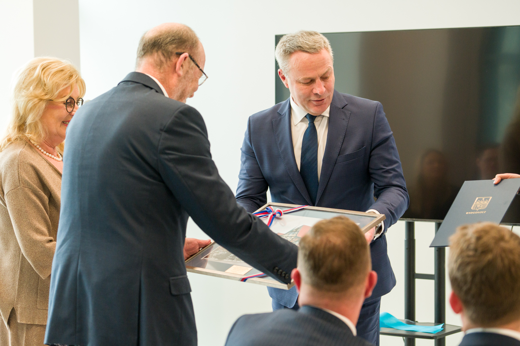 Rafał Bruski wręcza prezent Włodzisławowi Gizińskiemu