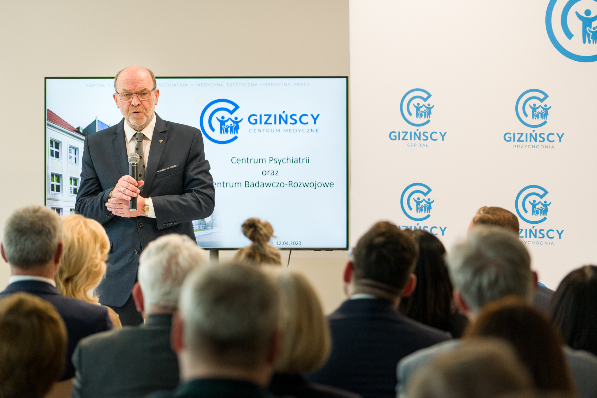Włodzisław Giziński przemawia przed zebranymi gośćmi otwarcie Centrum Psychiatrii 12 kwietnia
