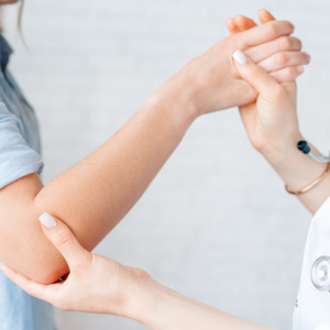 Łokieć tenisisty – objawy, przyczyny i leczenie | Bydgoszcz